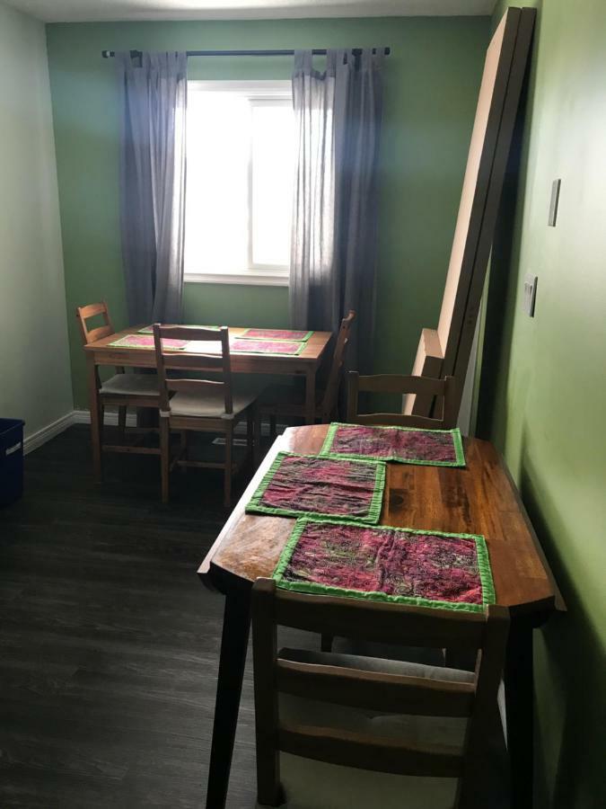 Ranny'S Private Rooms Calgary Bagian luar foto